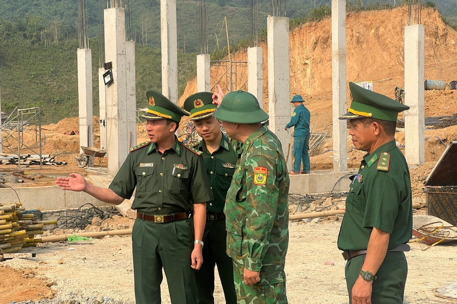 Động viên cán bộ, chiến sĩ biên phòng tham gia hỗ trợ xây dựng các trường nội trú tại vùng biên