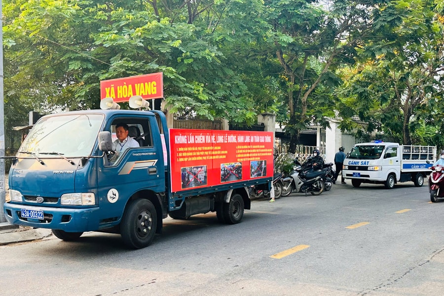 Hòa Vang ra quân xử lý vi phạm vỉa hè, lập lại trật tự đô thị