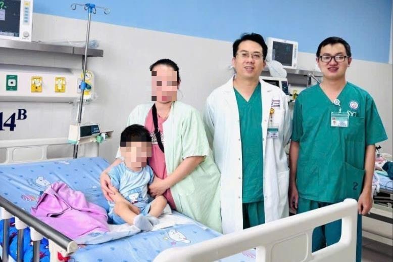 Bé 2 tuổi nguy kịch vì nuốt nhầm hóa chất từ đồ học của anh trai