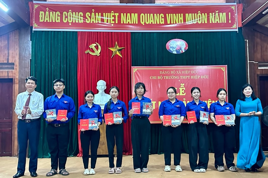 Chi bộ trường THPT Hiệp Đức kết nạp 7 học sinh ưu tú vào Đảng tại địa chỉ đỏ