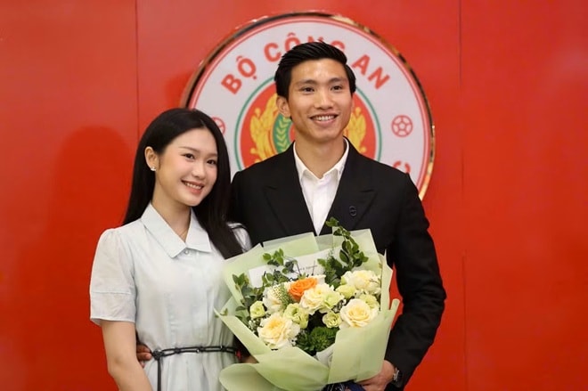 Đoàn Văn Hậu gia hạn 3 năm với CLB CAHN, xuất hiện cùng vợ giữa bão dư luận