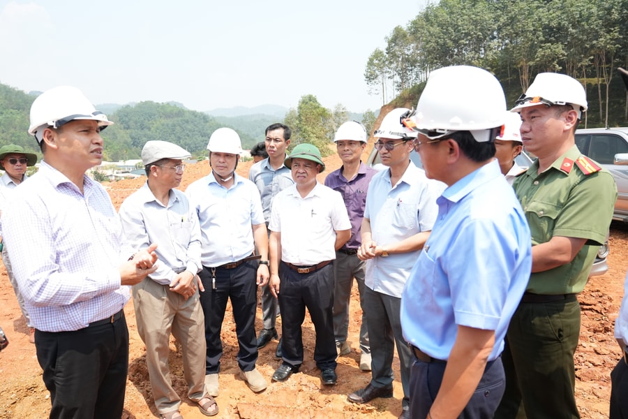 Phó Chủ tịch Thường trực UBND thành phố Hồ Kỳ Minh kiểm tra tiến độ thi công trường nội trú tại xã Avương