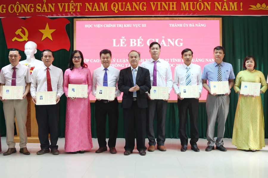 47 học viên tốt nghiệp lớp cao cấp lý luận chính trị K75B.22