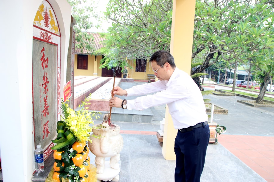 Chủ tịch UBND thành phố Nguyễn Mạnh Hùng dâng hương các anh hùng nghĩa sĩ tại Nghĩa trủng Hòa Vang