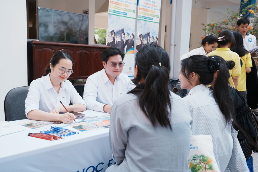 Hàng trăm học sinh THPT Đà Nẵng trải nghiệm thực tế môi trường đại học