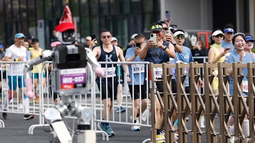 Robot hình người phá kỷ lục chạy bán marathon của con người