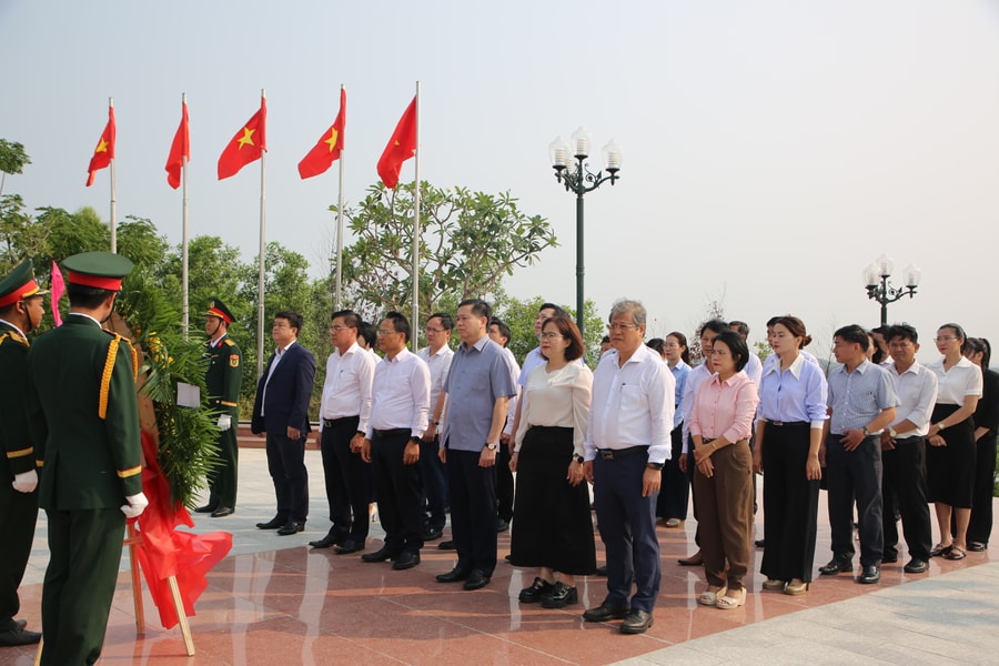 Đoàn kiểm tra, giám sát số 12 của Bộ Chính trị dâng hương tại Tượng đài chiến thắng Núi Thành