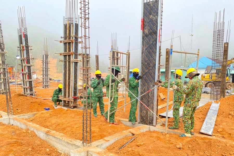 Những “người lính thợ” vun đắp ước mơ đến trường nơi biên giới