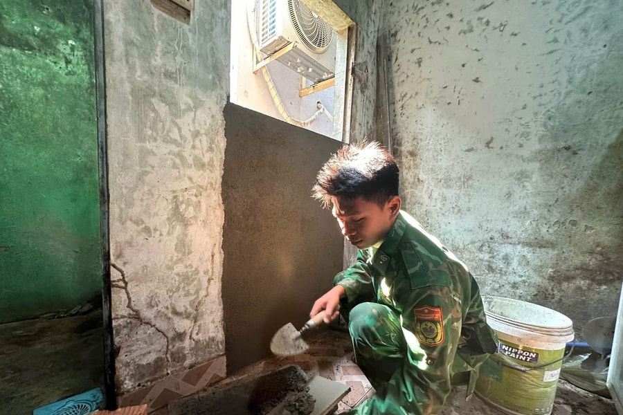 Chung tay sửa chữa nhà cho hộ nghèo