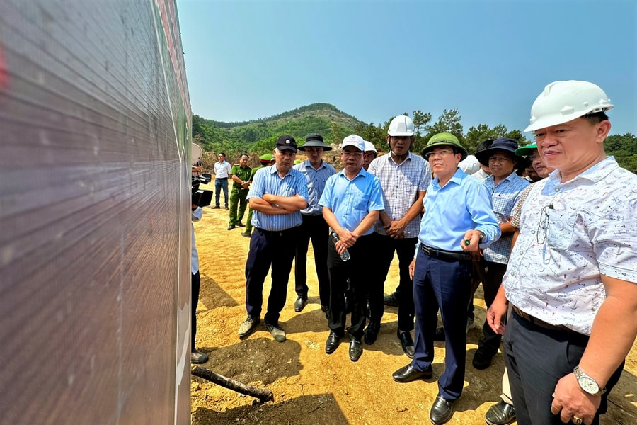 Phó Chủ tịch UBND thành phố Trần Nam Hưng kiểm tra các khu xử lý rác phía nam Đà Nẵng