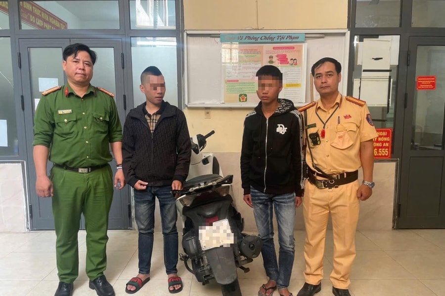 Xử phạt, tịch thu phương tiện thanh niên buông hai tay khi lái xe