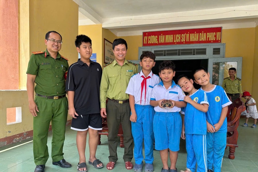 Học sinh Tây Giang giao nộp rùa quý hiếm cho cơ quan chức năng