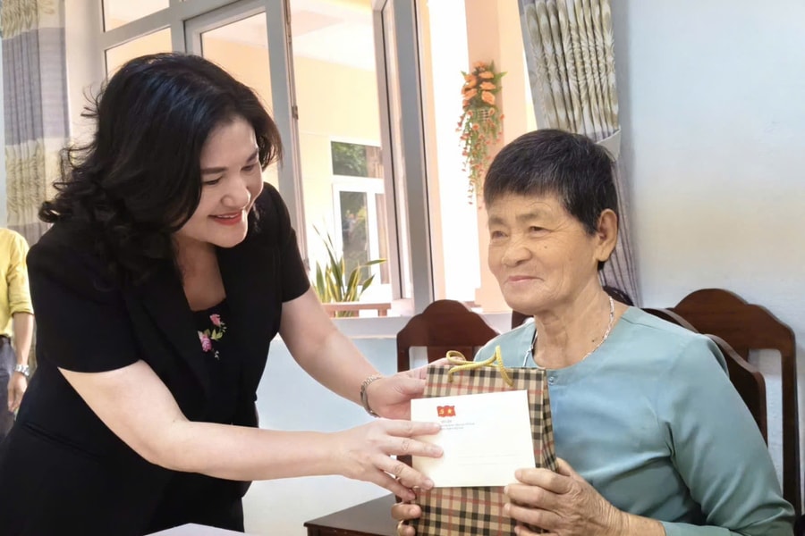 Thứ trưởng Bộ Nội vụ Nguyễn Thị Hà thăm Trung tâm Phụng dưỡng Người có công Đà Nẵng