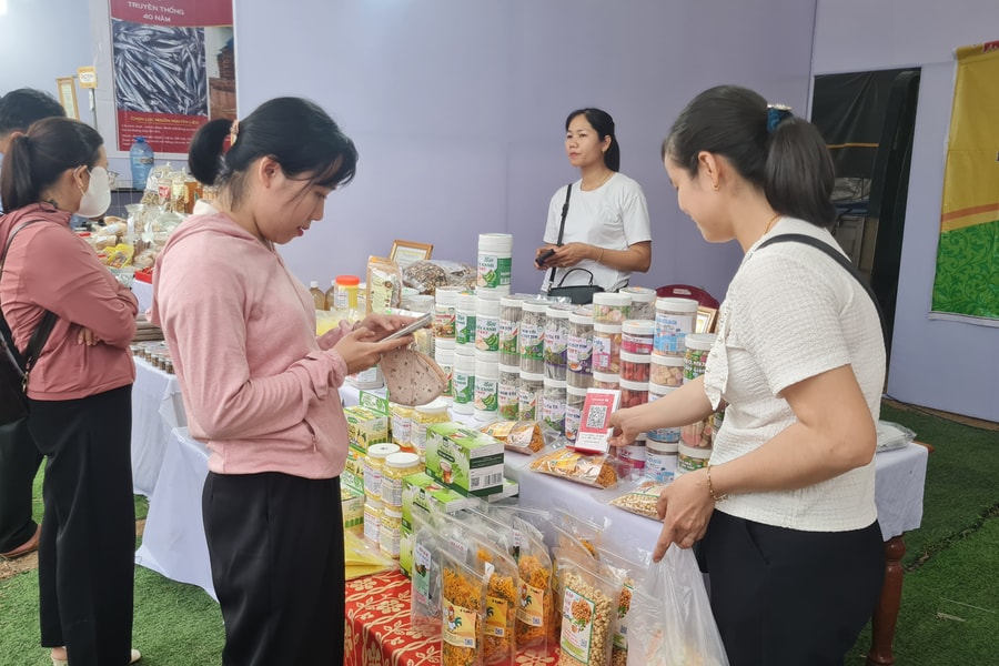 Xã Sơn Cẩm Hà khai mạc gian hàng trưng bày sản phẩm nhà nông