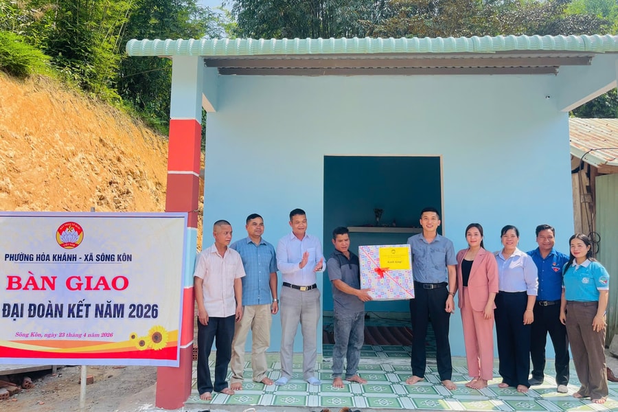 Bàn giao 2 nhà đại đoàn kết cho hộ nghèo xã Sông Kôn