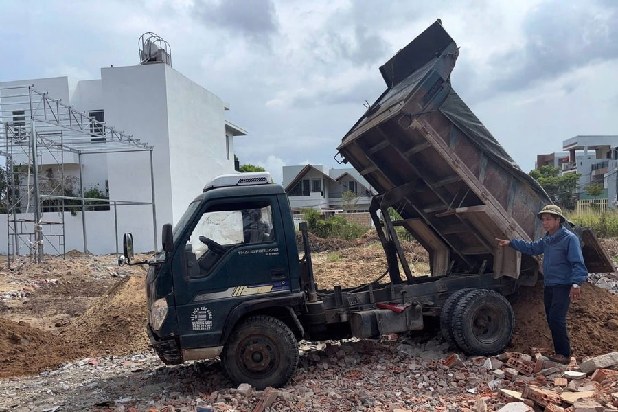 Phường Sơn Trà phát hiện, xử lý xe tải đổ giá hạ, xà bần trái phép