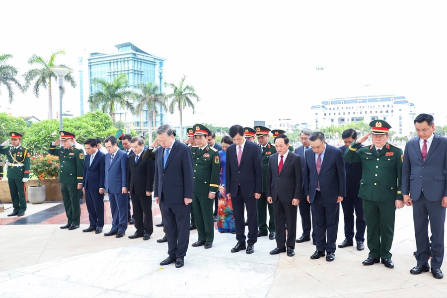 Tổng Bí thư, Chủ tịch nước Tô Lâm dâng hương tại Đài Tưởng niệm thành phố Đà Nẵng