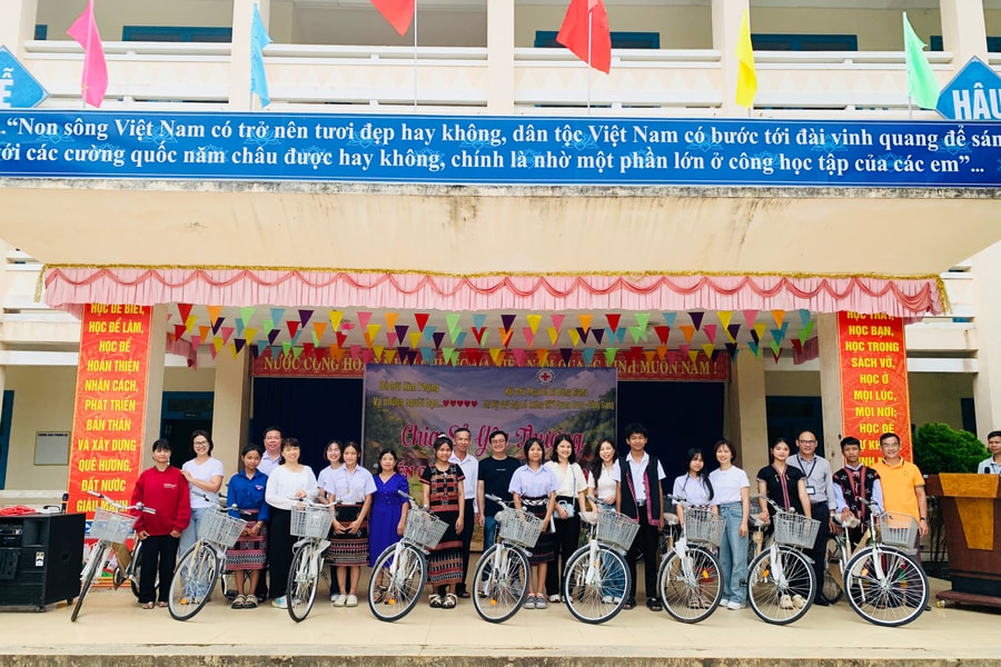 Trao tặng 38 xe đạp và học bổng cho học sinh Trường THPT Quang Trung - Đông Giang