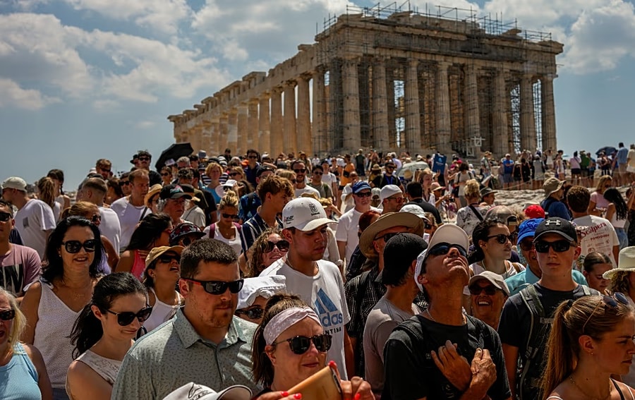 Phố cổ Athens “đau đầu” vì quá tải du khách