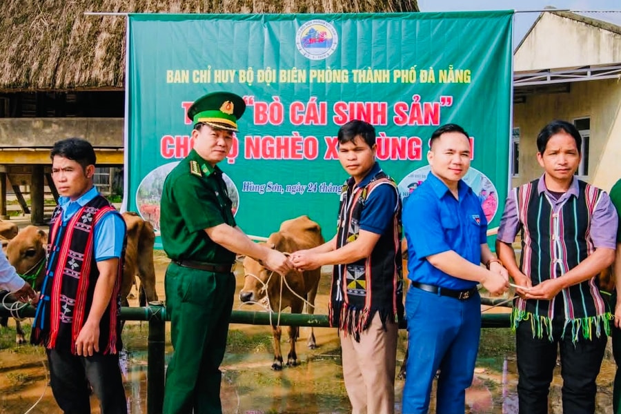 Đồng hành với nhân dân