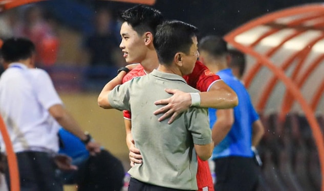 Nguyễn Đình Bắc lập hat-trick và cái ôm tri ân đầy cảm xúc với HLV Văn Sỹ Sơn