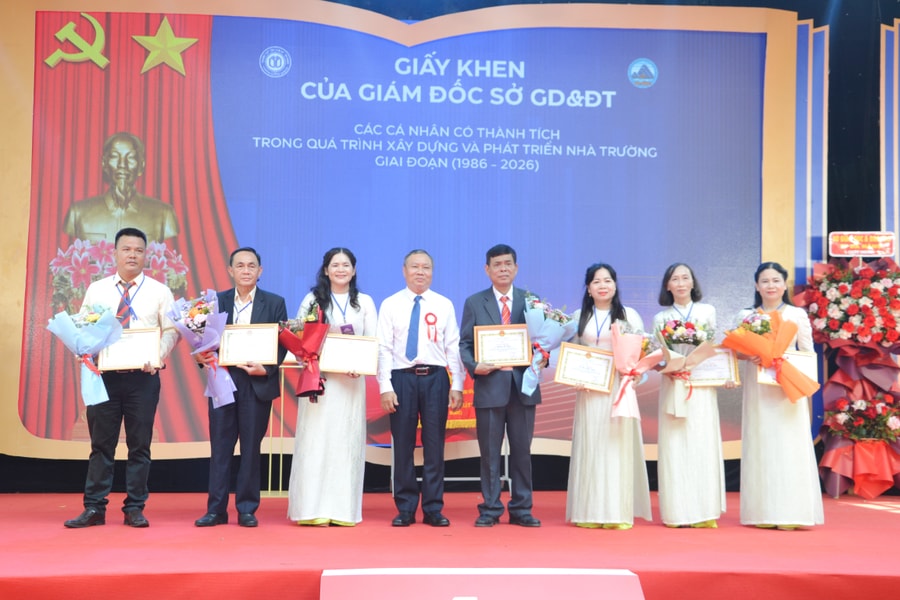 Kỷ niệm 40 năm thành lập Trường THPT Chu Văn An: Dấu ấn mái trường vùng khó
