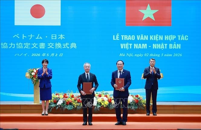 Thủ tướng Lê Minh Hưng và Thủ tướng Nhật Bản chứng kiến trao các văn kiện hợp tác
