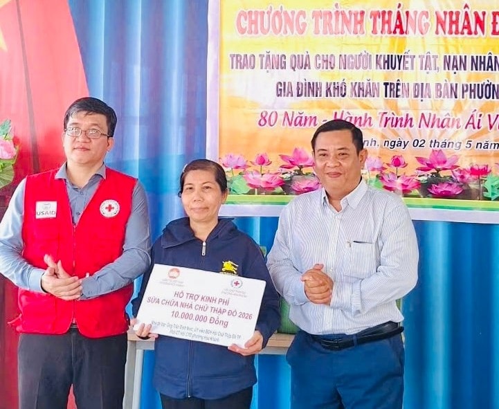 Trao quà nhân ái, hỗ trợ sửa nhà cho hộ khó khăn tại phường Hòa Khánh