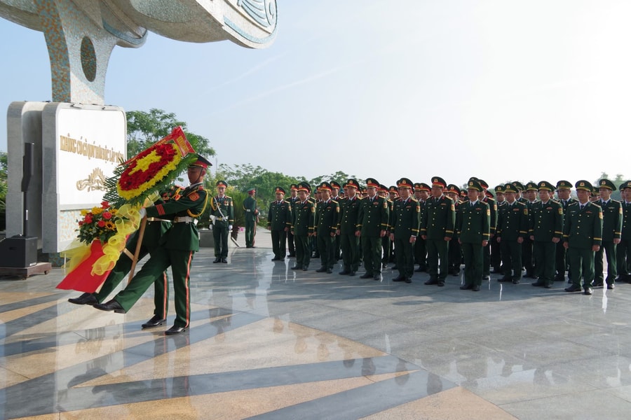 Bộ Chỉ huy Quân sự thành phố Đà Nẵng dâng hương tưởng niệm các Anh hùng liệt sĩ