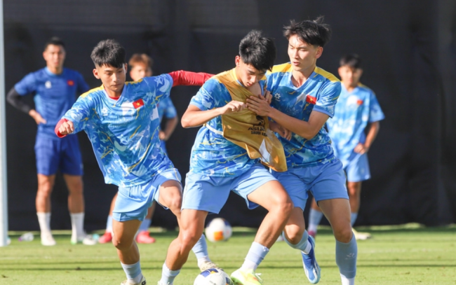 U17 Việt Nam rèn quân tại Jeddah: HLV Cristiano Roland quyết sửa bài toán dứt điểm