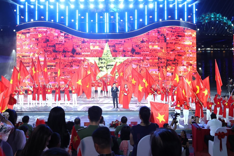 Da Nang residents and visitors overwhelmed with emotion at "Peaceful Homeland" gala night