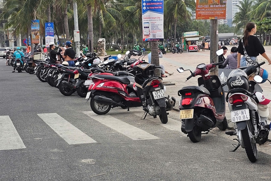 Nguy cơ tai nạn giao thông từ việc để xe dưới lòng đường Võ Nguyên Giáp