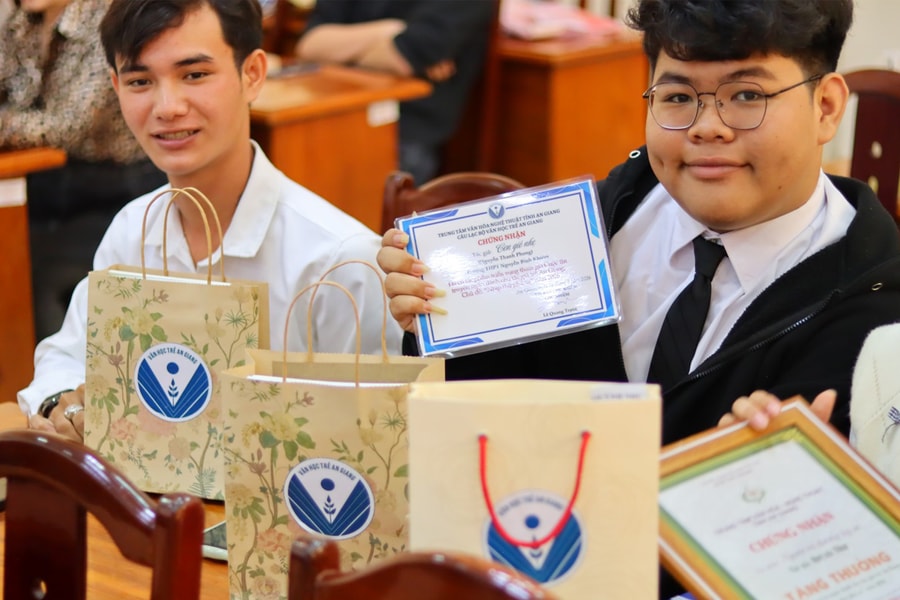 “Nhịp thở phù sa" của văn chương trẻ