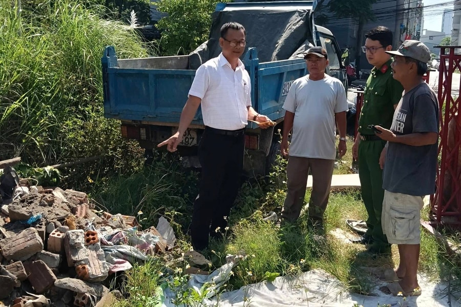 Bắt giữ xe tải đổ xà bần trái phép