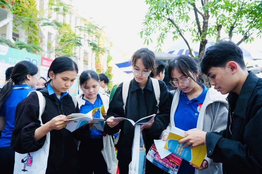 Hỗ trợ học sinh bước vào kỳ thi tốt nghiệp THPT