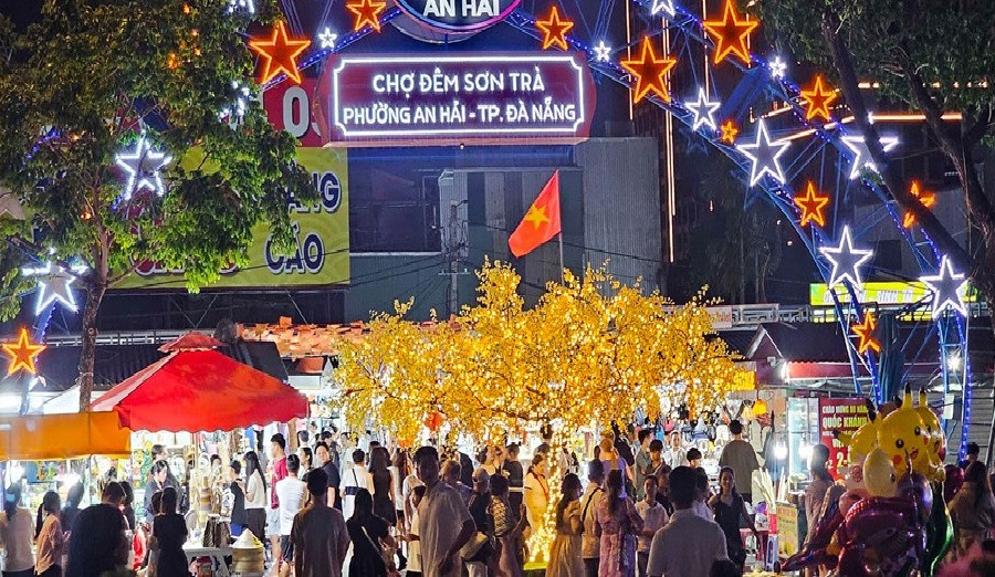 Tourists enjoy exploring Da Nang’s popular night market