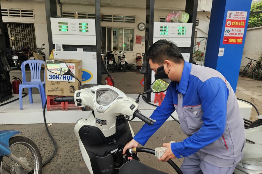 Giá xăng dầu hôm nay 7/5/2026: Xăng RON 95 vượt 24.300 đồng/lít
