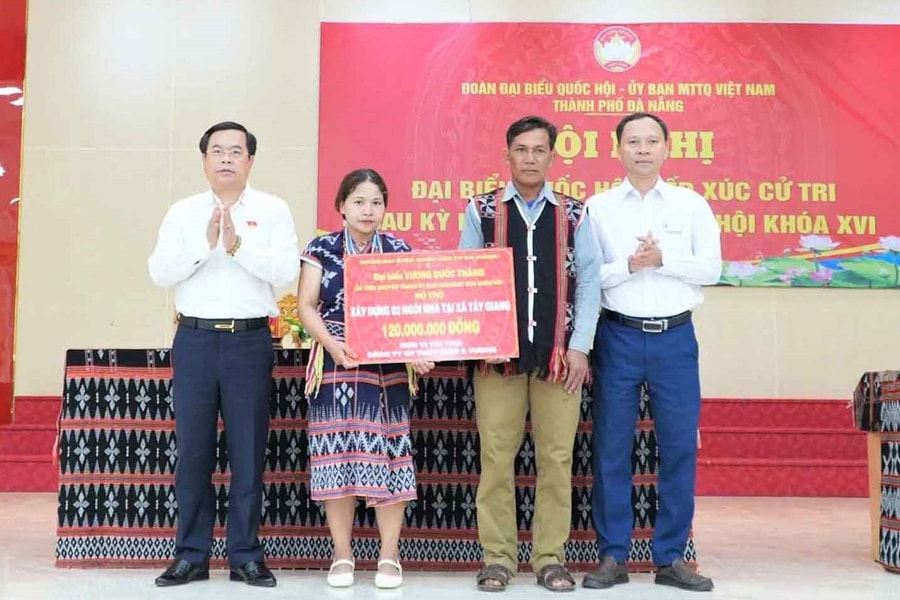 Hỗ trợ xây dựng 2 căn nhà cho hộ dân khó khăn tại xã Tây Giang