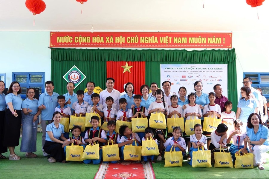 Hiệp hội Dệt may Việt Nam tặng quà cho học sinh đồng bào Co xã Tam Mỹ