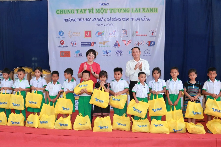 Trao nhiều suất quà cho học sinh xã miền núi Sông Kôn