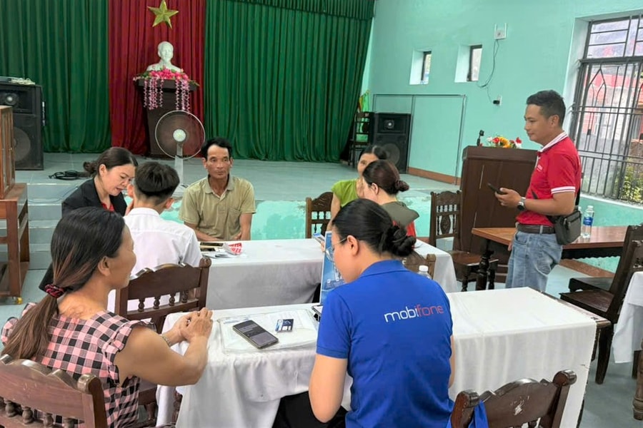 Phường Bàn Thạch hỗ trợ người dân chuẩn hóa thông tin thuê bao di động