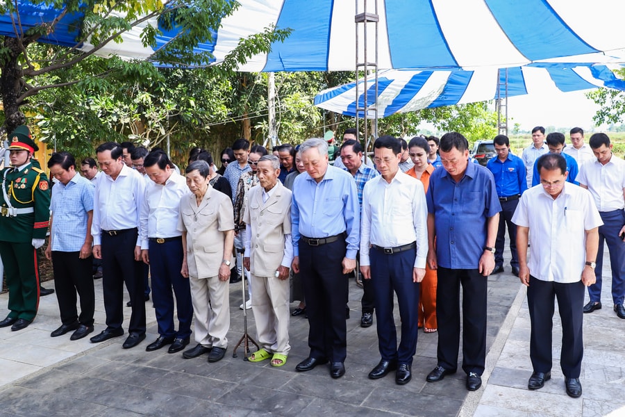 Nguyên lãnh đạo Đảng, Nhà nước đặt vòng hoa, viếng hương tại Di tích chiến thắng Đồn Lệ Sơn