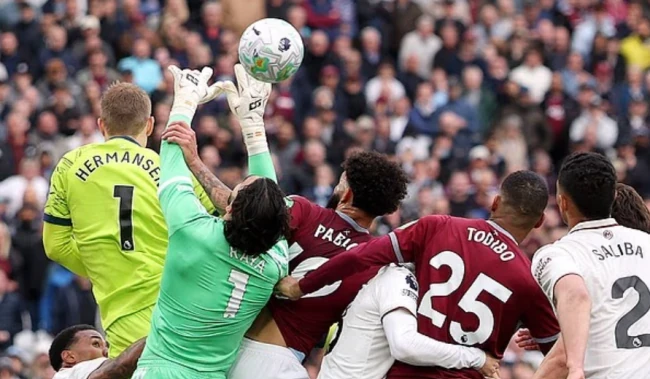 Peter Schmeichel chỉ trích VAR sau tình huống tước bàn thắng của West Ham trước Arsenal