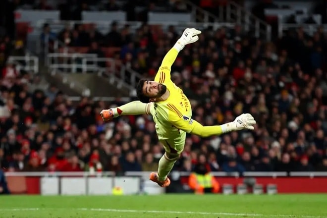 David Raya cân bằng kỷ lục Găng tay Vàng và 5 pha cứu thua định đoạt mùa giải của Arsenal