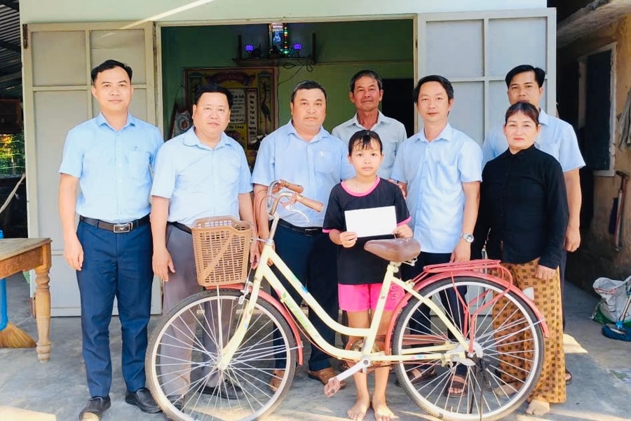 Trao xe đạp, nhận đỡ đầu học sinh khó khăn tại xã Xuân Phú