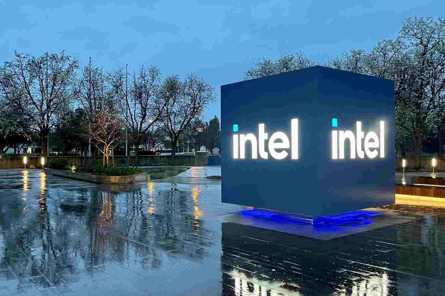 Intel đạt thỏa thuận sản xuất chip cho Apple: Bước ngoặt mới của ngành bán dẫn Mỹ