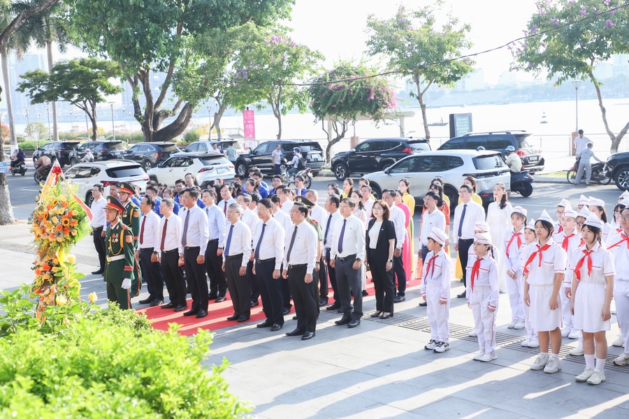 Lãnh đạo thành phố dâng hoa tưởng nhớ công lao to lớn của Chủ tịch Hồ Chí Minh nhân kỷ niệm 136 năm ngày sinh nhật Bác