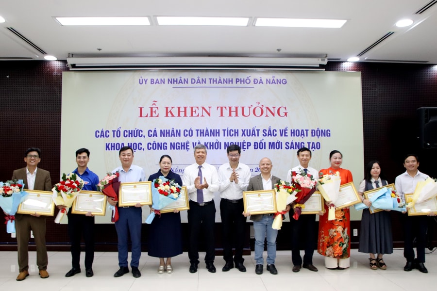 Khen thưởng các tổ chức, cá nhân có thành tích xuất sắc về hoạt động khoa học, công nghệ và khởi nghiệp đổi mới sáng tạo