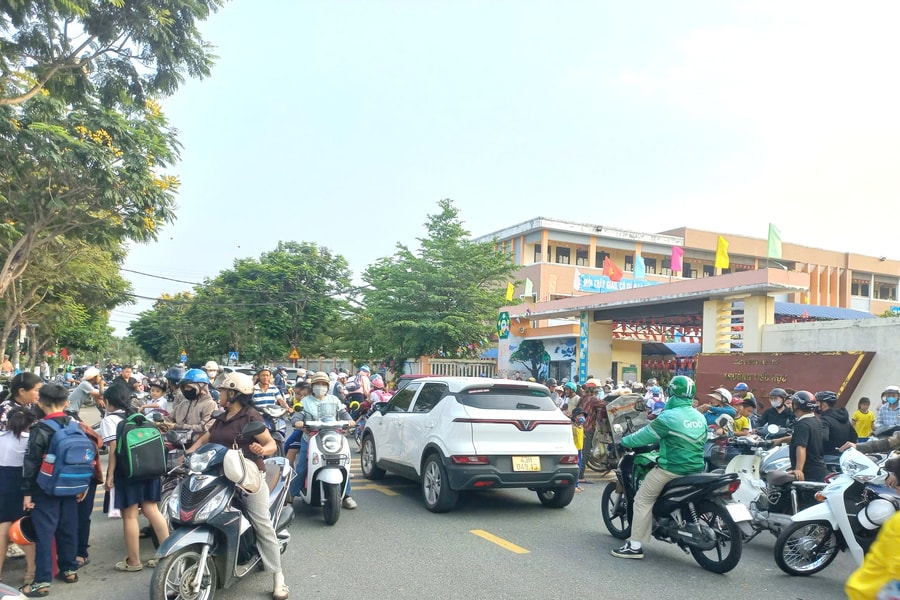Tăng cường đảm bảo giao thông trước cổng trường