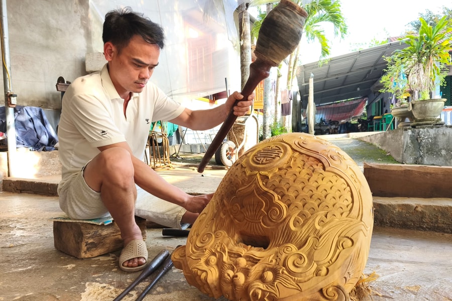 Nghề mộc độc lạ dưới lớp tàn tro